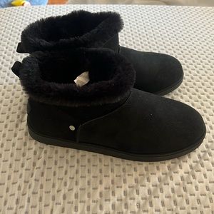Brand new black low boots UGG style never worn size 8
